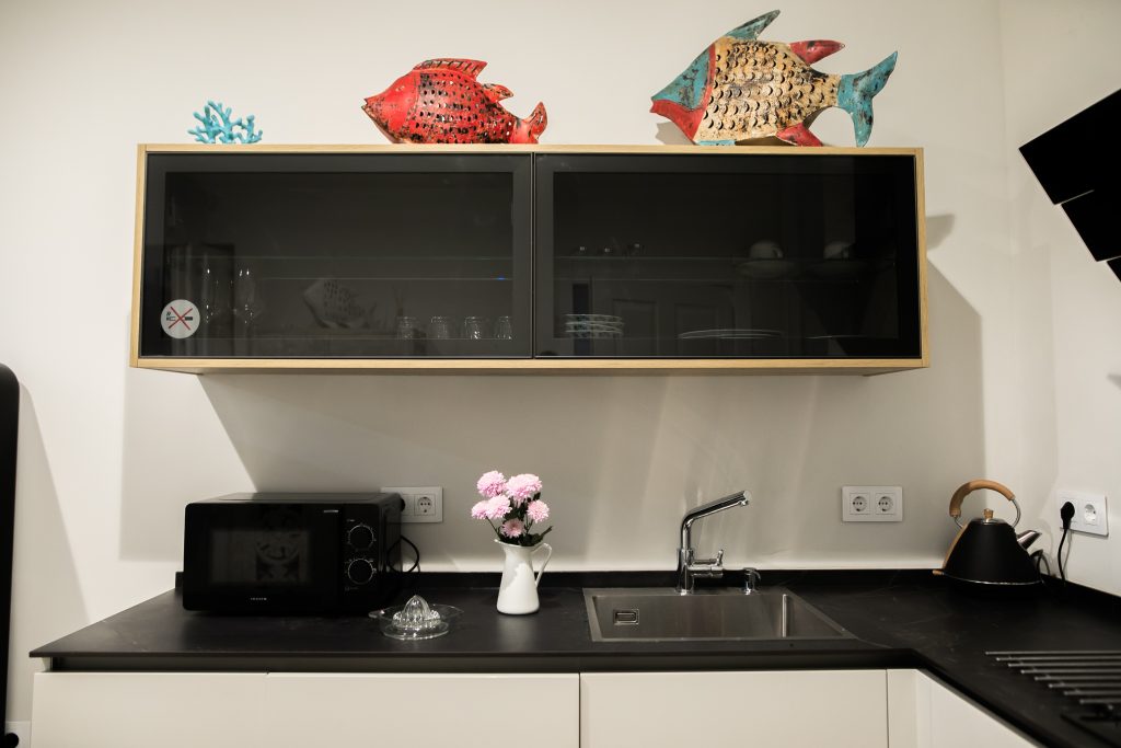 Cocina completa Cocina moderna de Casa Señorial Rivadavia con fregadero, microondas, hervidor de agua y menaje
