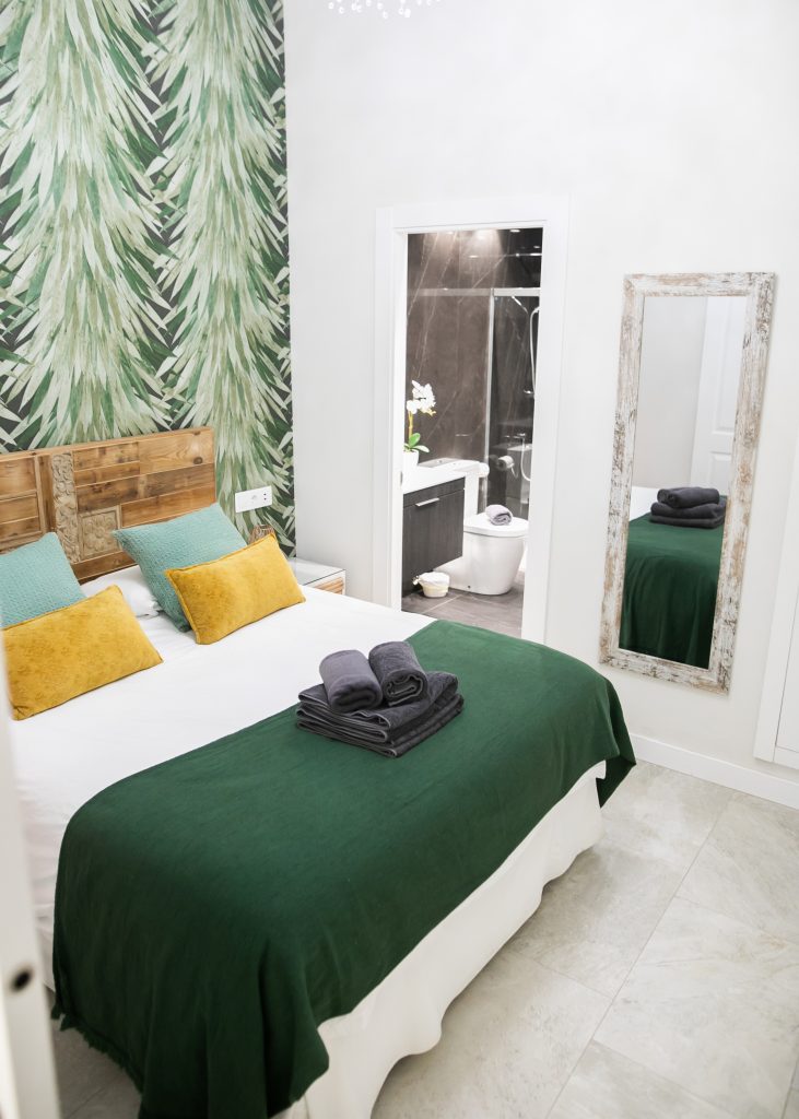 Dormitorio con baño en suite Dormitorio doble de Casa Señorial Rivadavia con cama de matrimonio, baño en suite y armario integrado