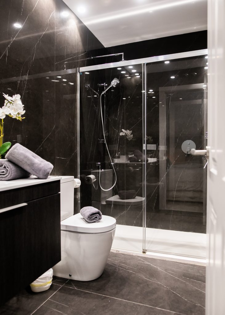 Ducha del baño Baño completo con amplia ducha de mampara de cristal en Casa Señorial Rivadavia