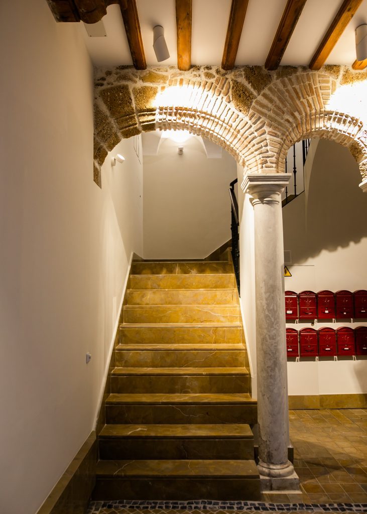 Escalera y soportales Escalera principal con arcos de piedra y columnas de mármol en Casa Señorial Rivadavia