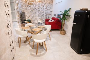 Comedor con mesa redonda conectado al salón de Casa Señorial Rivadavia en Cádiz