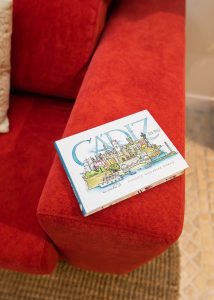 Libro turístico de Cádiz disponible para los huéspedes de Casa Señorial Rivadavia