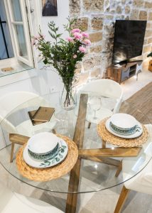 Mesa de comedor preparada para los huéspedes en Casa Señorial Rivadavia con vistas al salón