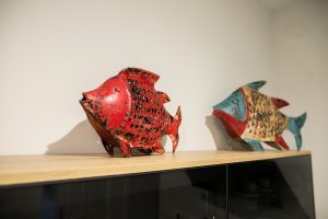 Figuras decorativas de peces sobre el mueble de la cocina de Casa Señorial Rivadavia