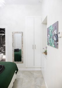 Dormitorio de Casa Señorial Rivadavia con armario empotrado, espejo de cuerpo entero y acceso al baño privado
