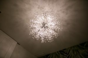 Lámpara de techo de diseño con cristales decorativos en el dormitorio de Casa Señorial Rivadavia