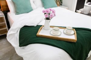 Dormitorio principal de Casa Señorial Rivadavia con cama de matrimonio y bandeja de desayuno preparada sobre la cama