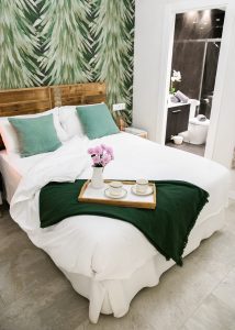 Dormitorio principal de Casa Señorial Rivadavia con cama de matrimonio, baño en suite y decoración tropical