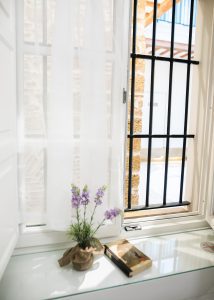 Ventana abierta con reja tradicional y detalles decorativos en Casa Señorial Rivadavia