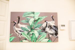 Cuadro decorativo con aves y motivos botánicos en el salón de Casa Señorial Rivadavia