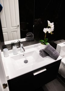 Baño moderno de Casa Señorial Rivadavia con lavabo, espejo y toallas