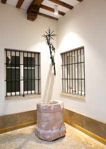 Antiguo brocal de pozo en el patio interior de Casa Señorial Rivadavia