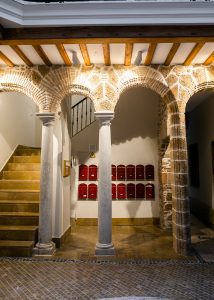 Patio interior de Casa Señorial Rivadavia con arcos de piedra, columnas y arquitectura tradicional andaluza