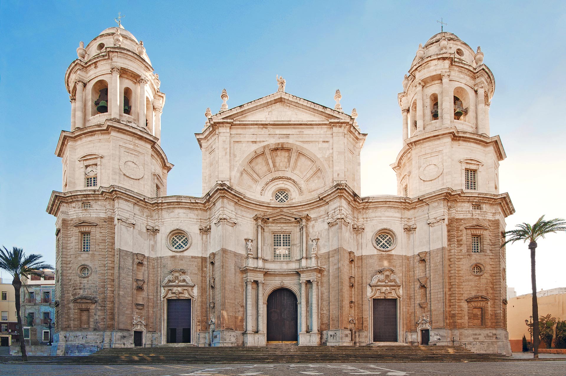 Catedral de Cádiz al atardecer Catedral de Cádiz, uno de los lugares imprescindibles que visitar en Cádiz en 2026