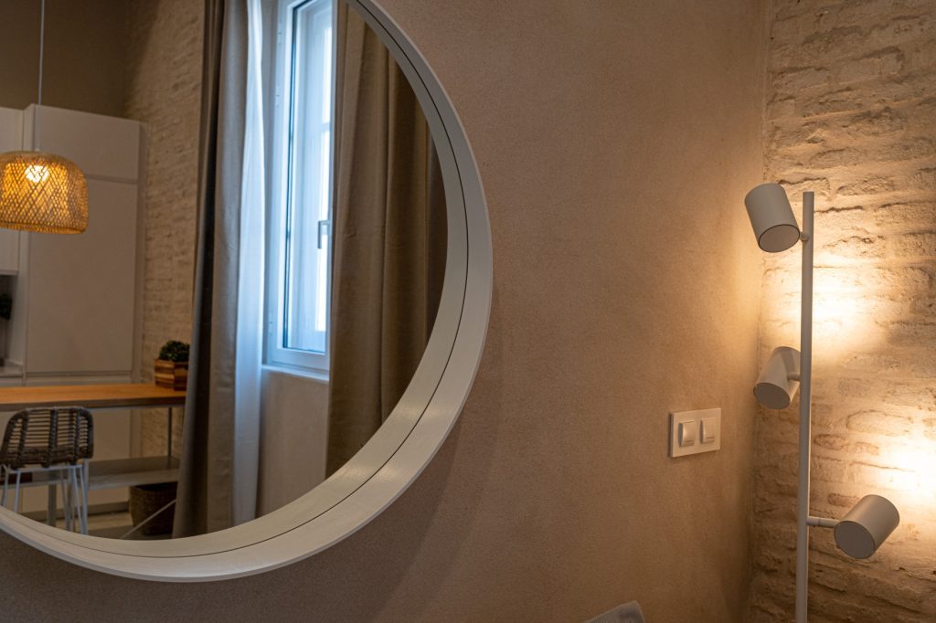 Detalle del salón con iluminación y decoración Iluminación ambiental y elementos decorativos del salón del apartamento Casa Apolo en Cádiz.
