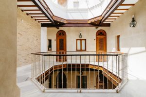 Patio interior de un edificio histórico restaurado en el casco antiguo de Cádiz gestionado por InnCádiz