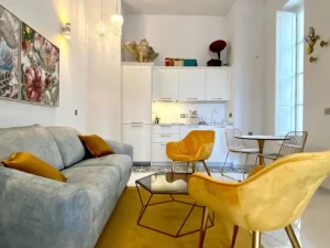 Salón con cocina y comedor integrados de Casa Señorial Rivadavia, apartamento turístico en el centro histórico de Cádiz