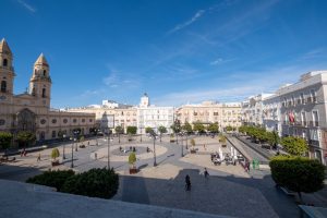 Vista panorámica de la Plaza de San Juan de Dios y el Ayuntamiento de Cádiz desde Casa Apolo.