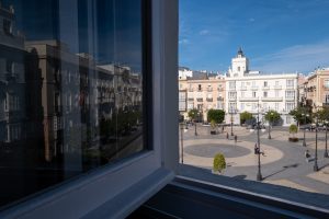 Ventanal del apartamento con vistas al centro histórico y la Plaza de San Juan de Dios.