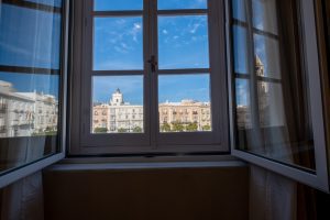 Vista desde la ventana del apartamento hacia la Plaza de San Juan de Dios de Cádiz.