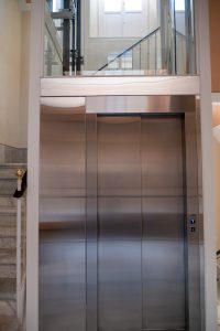 Ascensor y escalera del edificio histórico rehabilitado donde se encuentra Casa Apolo en Cádiz.