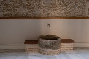 Detalle de un antiguo brocal de pozo conservado en el interior del edificio histórico Casa Apolo.