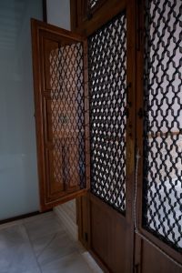 Ventanales de madera originales restaurados del edificio histórico Casa Apolo.