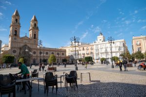 Vista de la Plaza de San Juan de Dios, uno de los principales espacios del centro histórico de Cádiz, a pocos pasos de Casa Apolo.