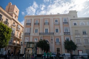 Edificios históricos situados en la Plaza de San Juan de Dios, junto al alojamiento Casa Apolo.