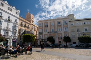 Panorámica de la Plaza de San Juan de Dios y su entorno histórico junto a Casa Apolo.