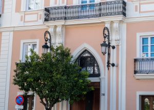 Fachada principal del edificio histórico rehabilitado que alberga los apartamentos Casa Apolo.