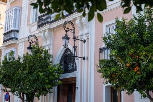 Fachada del edificio Casa Apolo con su arquitectura tradicional en el centro histórico de Cádiz.