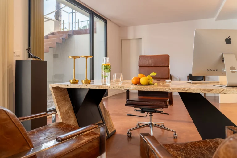 Despacho privado con escritorio de diseño y luz natural en una villa de lujo de InnCádiz.