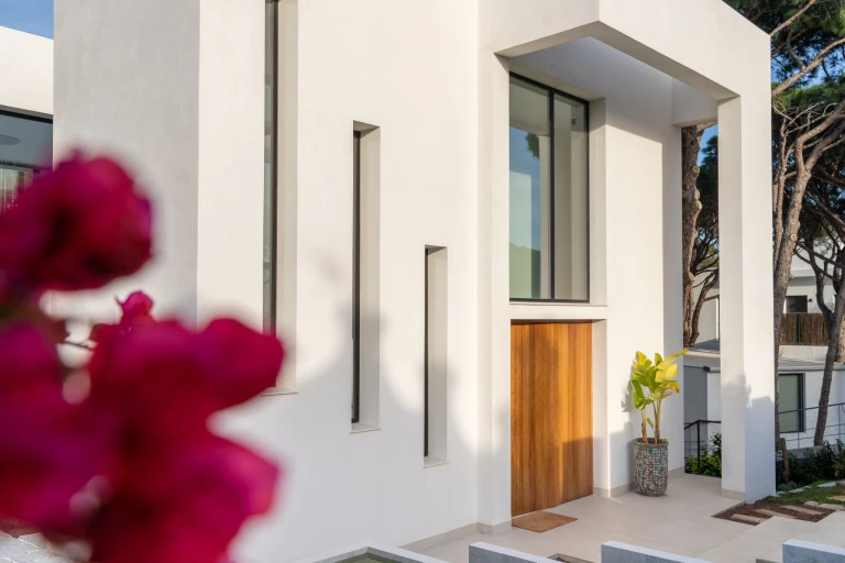 Entrada principal de una villa contemporánea de lujo gestionada por InnCádiz.